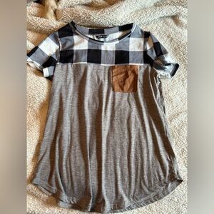 💥 5 for $15 SHEIN Black and Gray Plaid Tee with Brown Pocket